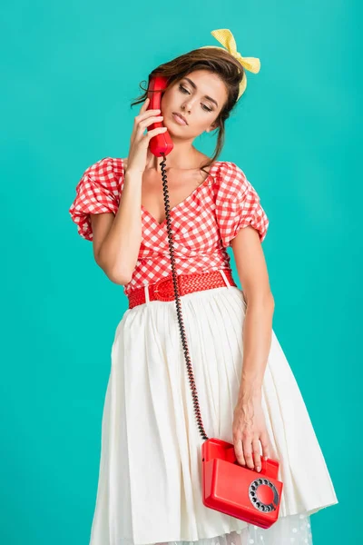 Chateado pin up mulher falando no telefone vintage isolado em turquesa — Fotografia de Stock