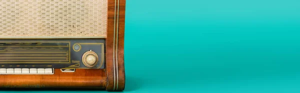 Receptor de rádio vintage de madeira em fundo turquesa, banner — Fotografia de Stock