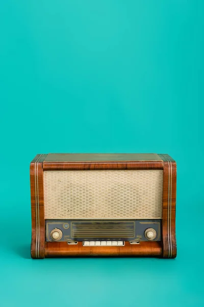 Radio de madera sobre fondo turquesa con espacio para copiar — Stock Photo
