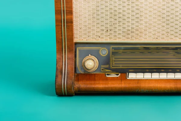 Radio vintage en bois sur fond turquoise — Photo de stock