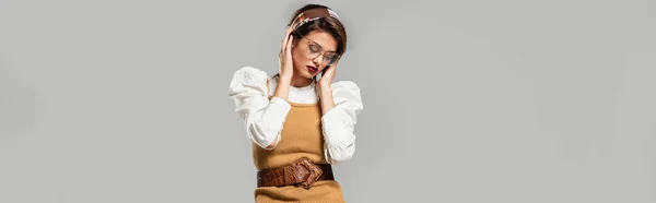 Jeune femme élégante ajustant bandeau isolé sur gris, bannière — Photo de stock