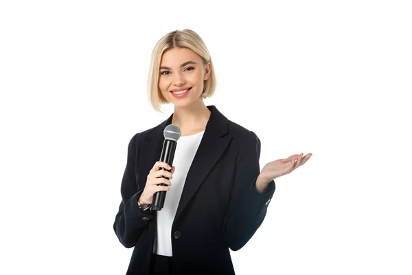 Présentatrice heureuse avec microphone pointant avec main isolée sur blanc — Photo de stock