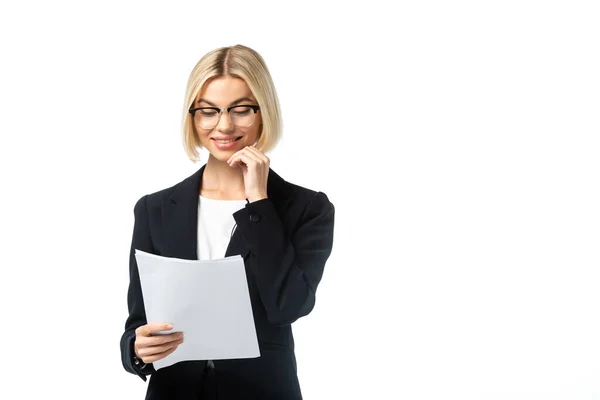 Sonriente presentador de noticias en gafas con papeles aislados en blanco - foto de stock