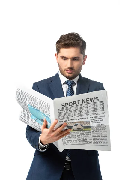 Молодой бизнесмен читает газету спортивных новостей изолированной на белом — стоковое фото