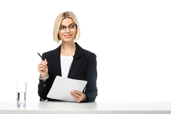 Junge, glückliche Freiberuflerin mit Papieren und Stift am Arbeitsplatz isoliert auf weiß — Stockfoto