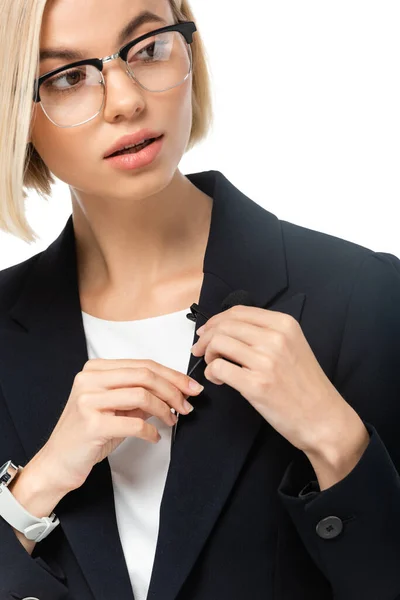 Blondine Nachrichtenmoderatorin mit Brille fixiert Mikrofon auf Blazer isoliert auf Weiß — Stockfoto