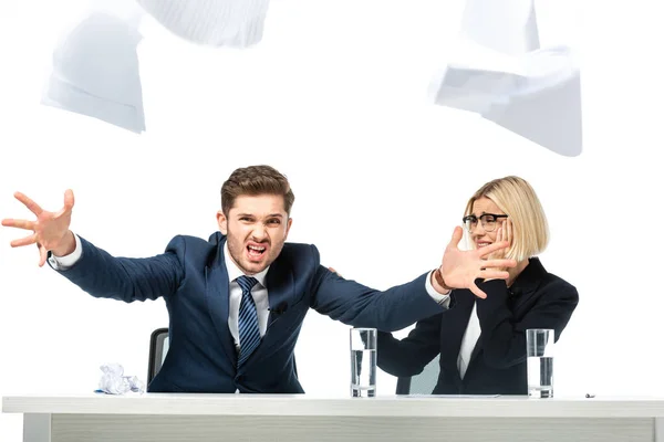 Wütender Nachrichtensprecher wirft Zeitungen in die Nähe eines angespannten Kollegen — Stockfoto