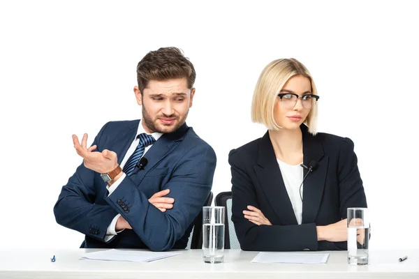 Disuadido locutor gesto cerca ofendido colega en el lugar de trabajo aislado en blanco - foto de stock