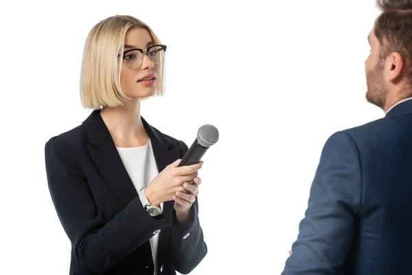 Blondine Nachrichtensprecher nimmt Interview von Geschäftsmann isoliert auf weiß — Stockfoto