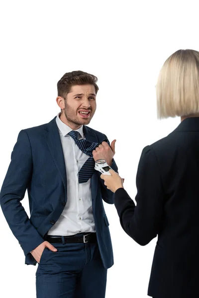 Irritato uomo d'affari urla durante l'intervista con giornalista bionda isolato su bianco — Foto stock