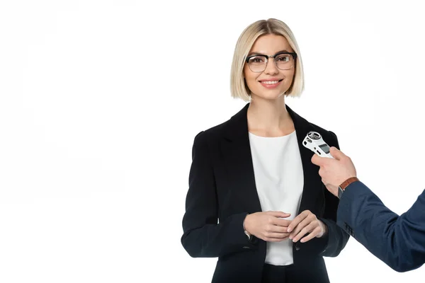 Exitosa mujer de negocios rubia mirando a la cámara cerca del entrevistador con dictaphone aislado en blanco - foto de stock