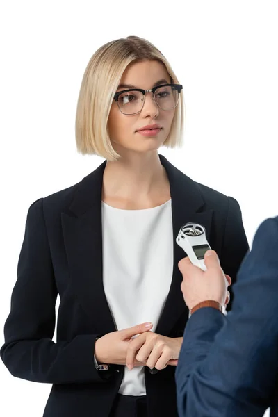 Bionda donna d'affari in occhiali vicino intervistatore con dictaphone isolato su bianco — Foto stock