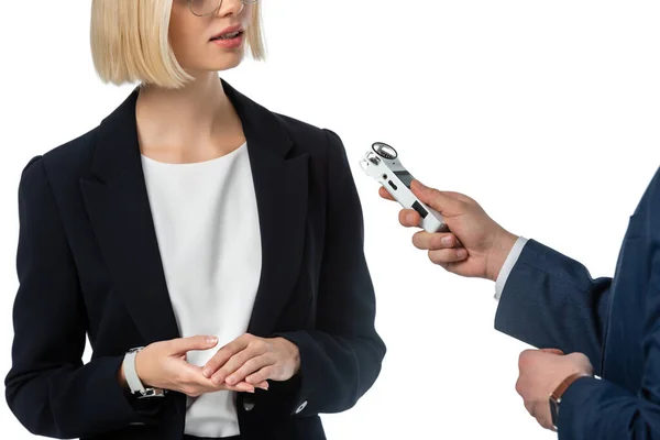 Recortado vista de presentador con dictaphone tomando entrevista de mujer de negocios aislado en blanco - foto de stock