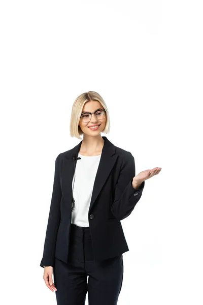 Feliz anclaje de noticias rubia apuntando con la mano aislada en blanco - foto de stock