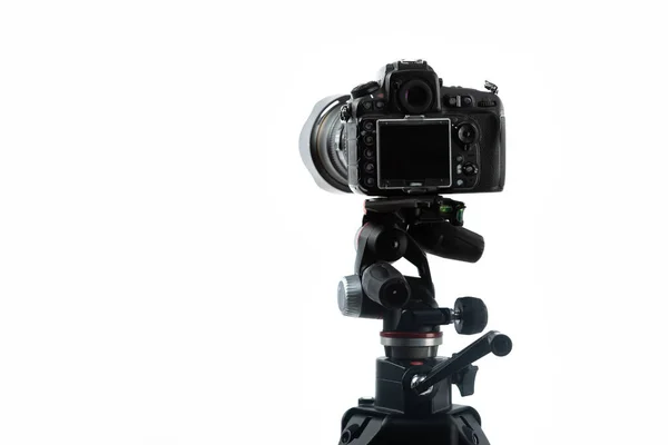 Câmera digital profissional em tripé isolado em branco — Fotografia de Stock