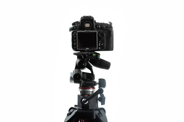 Câmera digital profissional em tripé isolado em branco — Fotografia de Stock