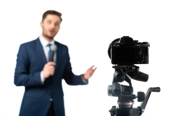 Enfoque selectivo de la cámara digital cerca del presentador sobre fondo borroso aislado en blanco - foto de stock