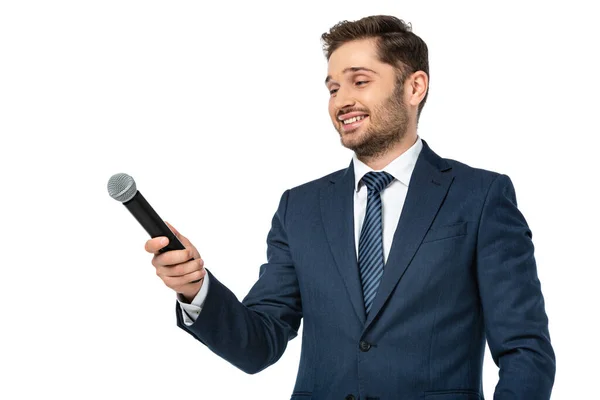 Presentador de noticias sonriente sosteniendo micrófono aislado en blanco - foto de stock