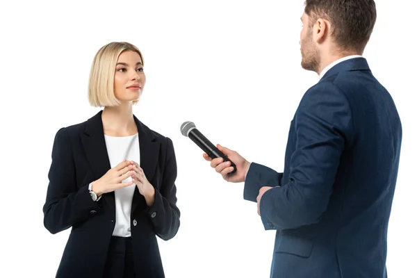 Nachrichtensprecher mit Mikrofon interviewt junge blonde Geschäftsfrau isoliert auf Weiß — Stockfoto