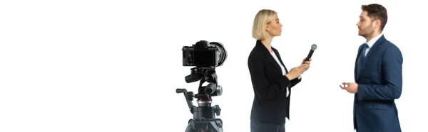 Vue de côté d'un journaliste blond interviewant un jeune homme d'affaires isolé sur fond blanc, flou, bannière — Photo de stock