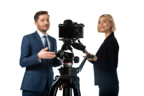 Enfoque selectivo de la cámara digital cerca de locutor entrevistando empresario sobre fondo borroso aislado en blanco - foto de stock