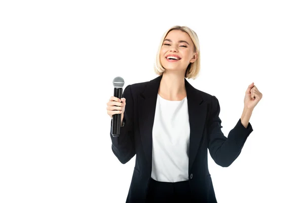 Ancoraggio notizia eccitato con microfono mostrando gesto trionfo isolato su bianco — Foto stock