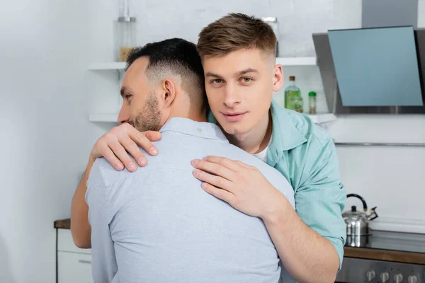 Homosexuel homme calme et câlin inquiet mari à la maison — Photo de stock