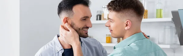 Gay feliz homem abraçando marido em casa, banner — Fotografia de Stock