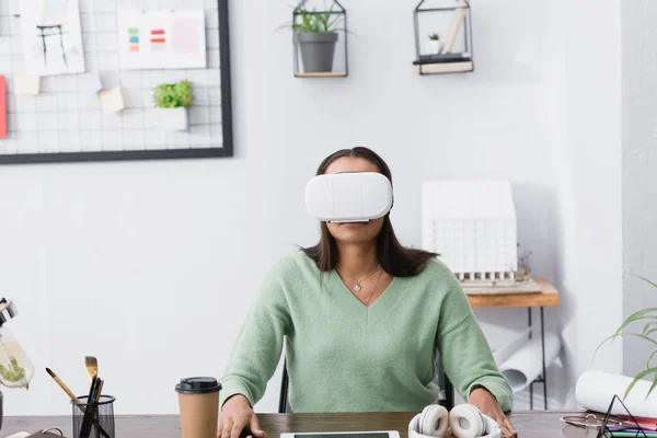 Jovem arquiteto afro-americano em vr headset sentado no local de trabalho em casa — Fotografia de Stock