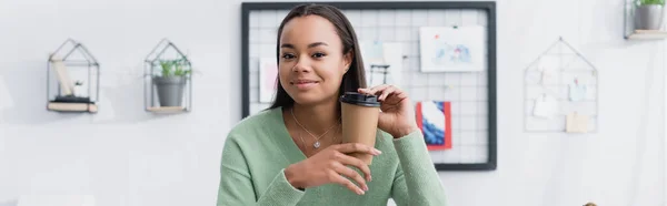 Afrikanisch-amerikanischer Architekt lächelt in die Kamera, während er Coffee to go in der Hand hält, Banner — Stockfoto