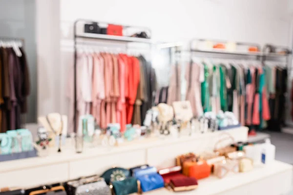 Fond flou d'accessoires dans le showroom avec des vêtements — Photo de stock