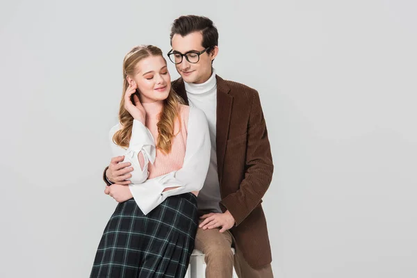 Homme en lunettes embrassant petite amie élégante isolé sur gris — Photo de stock