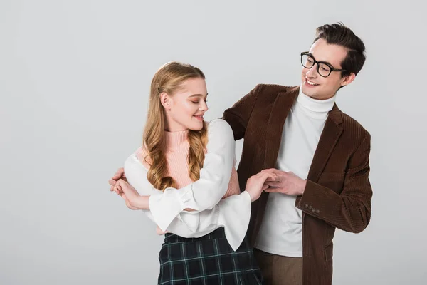Altmodische Mann mit Brille tanzen mit junger Freundin isoliert auf grau — Stockfoto