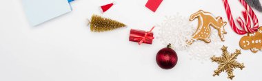 Kurabiye ve kandi bastonları web sitesi başlığı beyaz arkaplanda noel yakındaki mücevherler