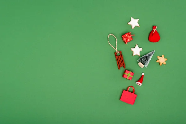 Διαφορετικά Μπιχλιμπίδια Και Μπισκότα Χριστουγέννων Πράσινο Φόντο Αντίγραφο Χώρο — Φωτογραφία Αρχείου