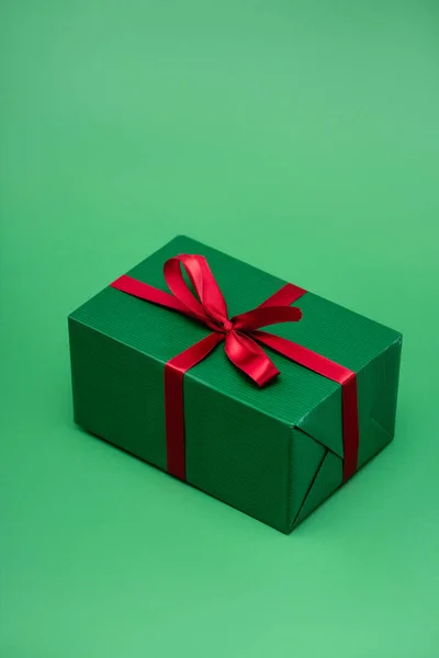 Colorful Gift Box Red Ribbon Green Background — Stock Photo, Image