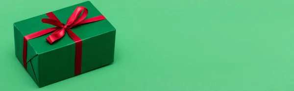Website Header Der Geschenkbox Mit Rotem Band Auf Grünem Hintergrund — Stockfoto