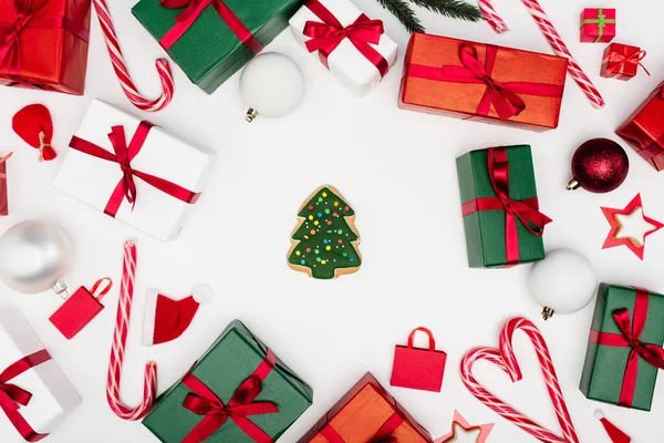 Top view of gingerbread christmas tree surrounded by gift boxes and baubles on white background — Stock Image Top View Gingerbread Christmas Tree Surrounded Gift Boxes Baubles White Stock Picture
