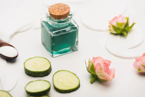 Rodajas Pepino Cerca Botella Corcho Loción Casera Rosas Almohadillas Algodón — Foto de Stock