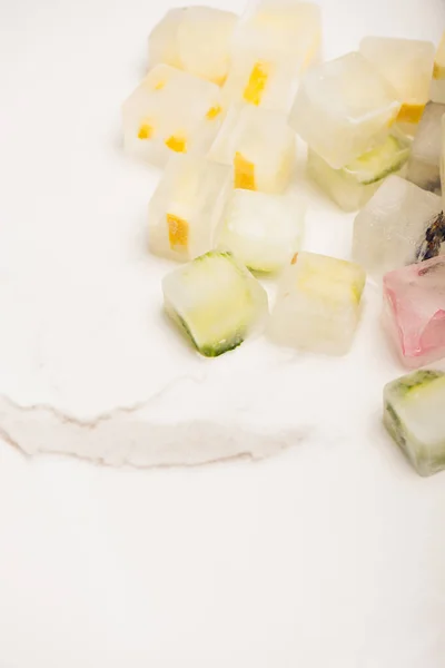 Mrożone Warzywa Kostki Owocowe Białym Marmurowym Tle — Zdjęcie stockowe