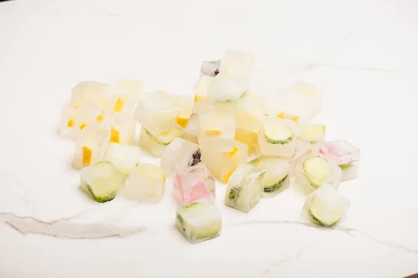 Cubos Frutas Vegetales Refrescantes Esmerilados Sobre Fondo Mármol Blanco — Foto de Stock