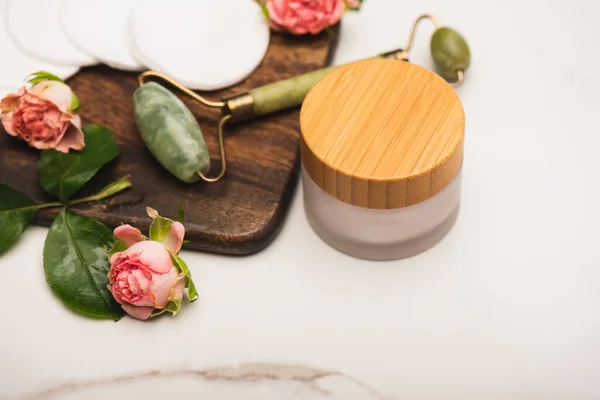Jade Roller Thee Rozen Katoen Pads Buurt Container Met Cosmetische — Stockfoto