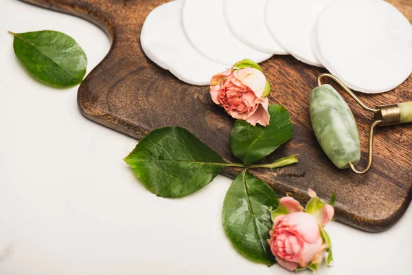 Drewniana Deska Krojenia Różami Herbaty Podkładkami Bawełnianymi Jadeitowym Wałkiem Białym — Zdjęcie stockowe
