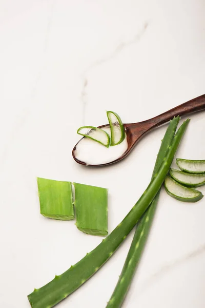 Ovanifrån Trä Sked Med Hemlagad Kosmetisk Kräm Och Aloe Vera — Stockfoto