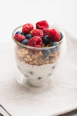 Böğürtlenli granola ve cam bardakta yoğurt.