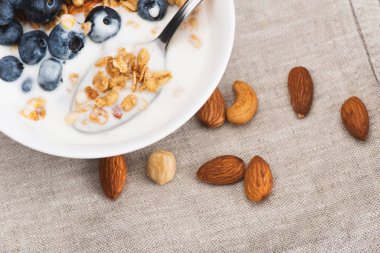 Fındıklı, yoğurtlu, kaşıklı yaban mersinli lezzetli granola.