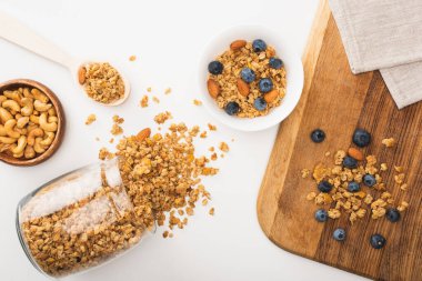 Fındıklı, yaban mersinli ve beyaz üzerine izole edilmiş kuru kayısılı lezzetli granola manzarası.