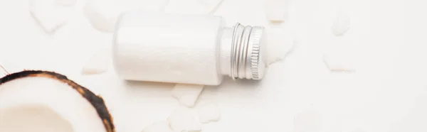 Пляшка Поживного Домашнього Лосьйону Біля Кокосової Половини Пластівці Білому Фоні — стокове фото