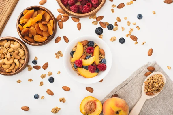 Bovenaanzicht Van Heerlijke Granola Met Noten Frambozen Perzik Bosbes Gedroogde — Stockfoto