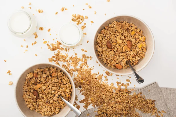 Vrchní Pohled Lahodnou Granolu Ořechy Jogurt Izolovaný Bílém — Stock fotografie